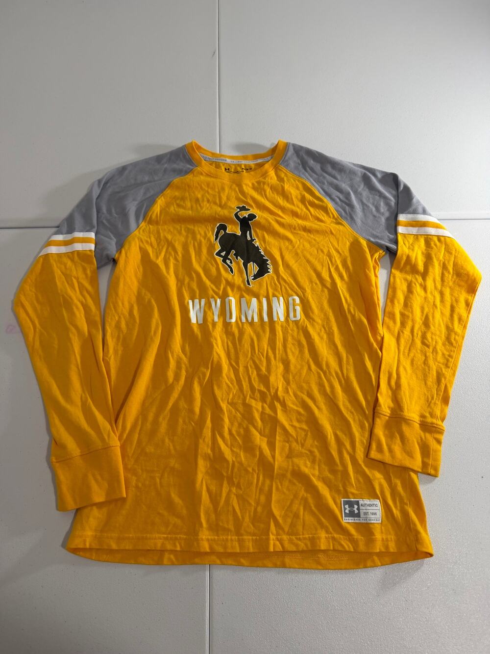 Under Armour Wyoming Cowboys Long Sleeve Shirt Youth Uniform Loose Fit Medium